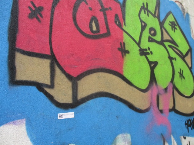 En un muro con graffiti